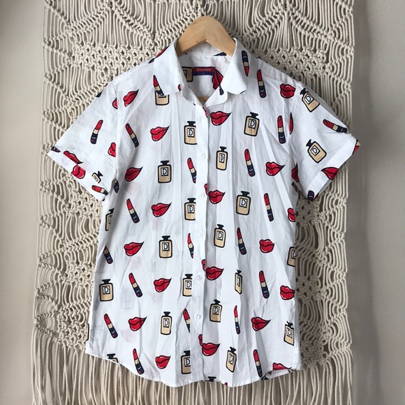 Dioufond lips 👄 & lipstick 💄 print button down short sleeve blouse - Picture 1 of 7